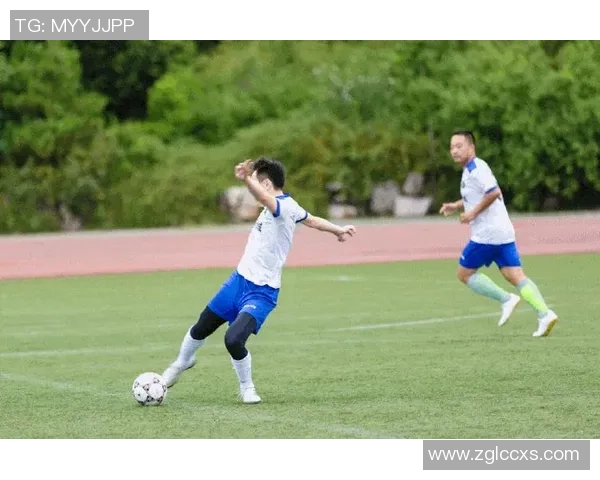 今晚足球赛事精彩纷呈各大联赛对决不容错过快来关注比赛动态与精彩瞬间