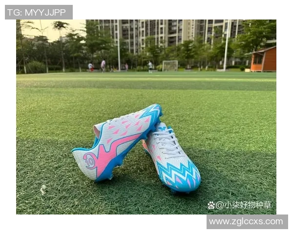 时尚与舒适兼具的足球鞋休闲款式推荐让你随时随地尽享运动魅力 时尚与舒适兼具的足球鞋休闲款式推荐让你随时随地尽享运动魅力