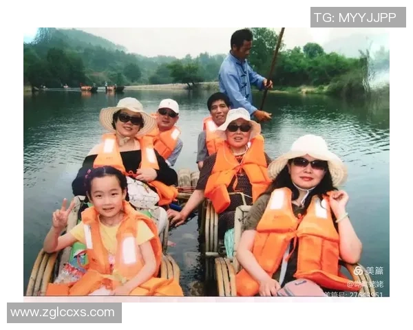 父子共踢足球乐趣无穷亲情互动游戏带你体验快乐时光 父子共踢足球乐趣无穷亲情互动游戏带你体验快乐时光